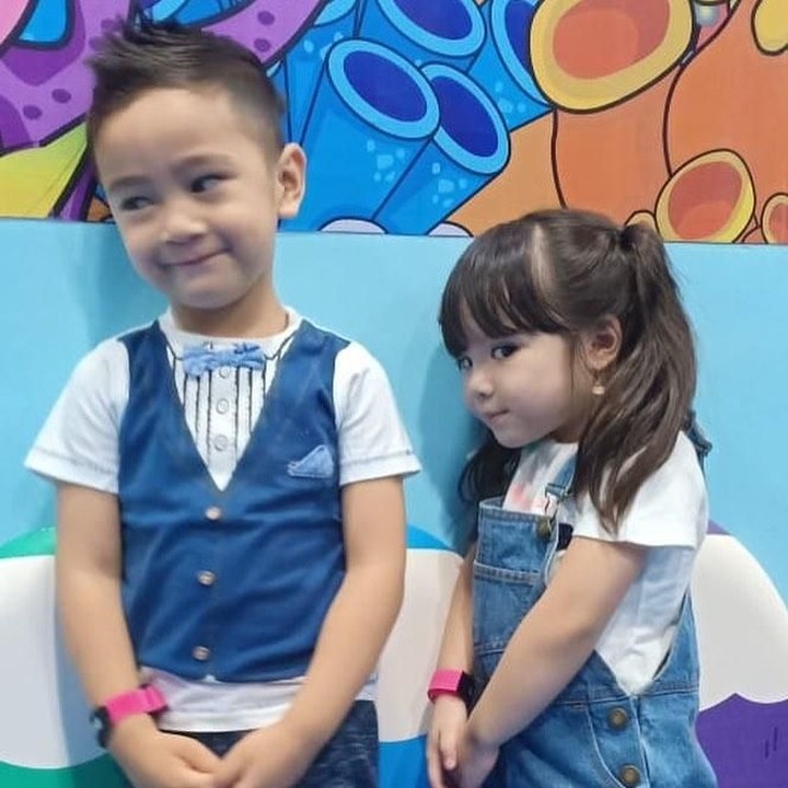  Sudah kompak belum gayanya? Tapi kok malu-malu pas difoto sih? He-he-he. (Foto: Instagram @raffinagita1717)