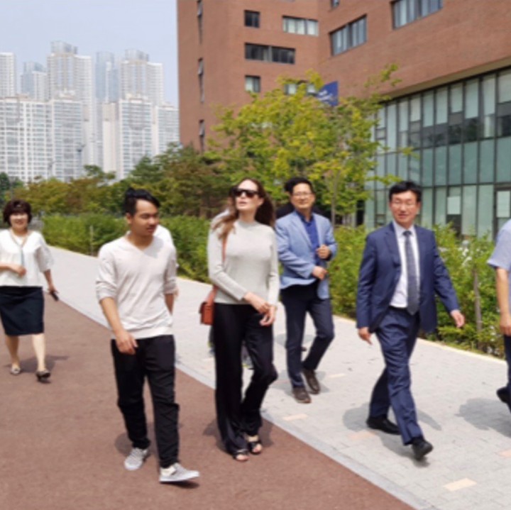<p>Selain membawa serta anaknya ikut ke karpet merah, Angelina Jolie juga nomorsatukan pendidikan sang anak. Beberapa waktu lalu, ia mengantar anak sulungnya, Maddox berkuliah di Yonsei University, Korea Selatan.  (Foto: Universitas Yonsei)</p>