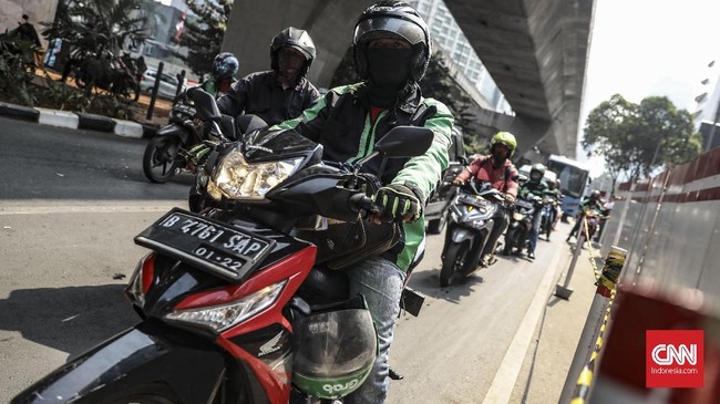 Dua orang debt collector diamankan polisi usai keributan dengan pengendara ojek online di Rawamangun, Jakarta Timur. 
