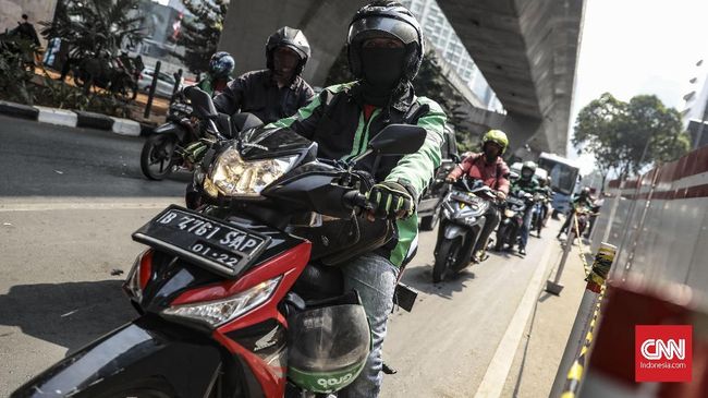Pengemudi Minta Ojek Online Berstatus Angkutan Umum Pengemudi ojek online meminta pemerintah memberikan landasan hukum agar kendaraan roda dua bisa menyandang status transportasi publik.