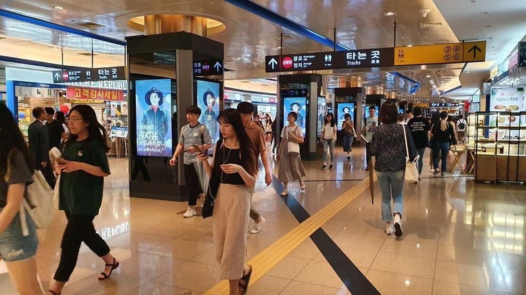 Penggemar dari Cina memajang foto G-Dragon di sejumlah kawasan di Korea Selatan untuk merayakan ultah ke-31 tahun, personel Big Bang tersebut.