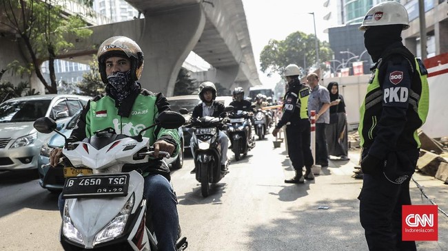 Permenkes Nomor 9 Tahun 2020 tentang pedoman Pembatasan Sosial Berskala Besar (PSBB) melarang ojek online mengangkut penumpang.