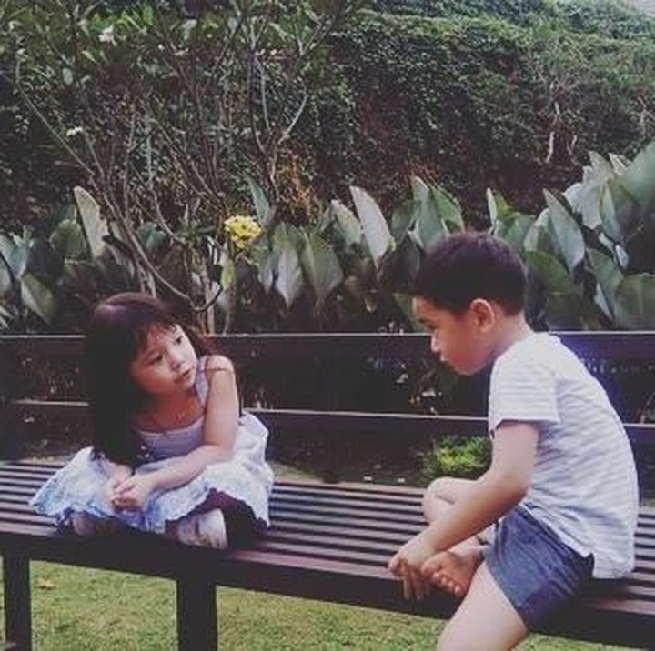 Serius banget, lagi ngobrolin apa sih Gempi dan Rafathar? (Foto: Instagram @gisel_la)