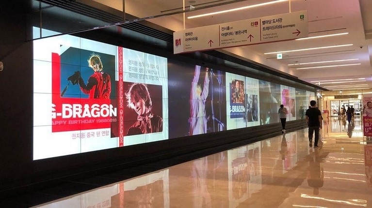 Penggemar dari Cina memajang foto G-Dragon di sejumlah kawasan di Korea Selatan untuk merayakan ultah ke-31 tahun, personel Big Bang tersebut.