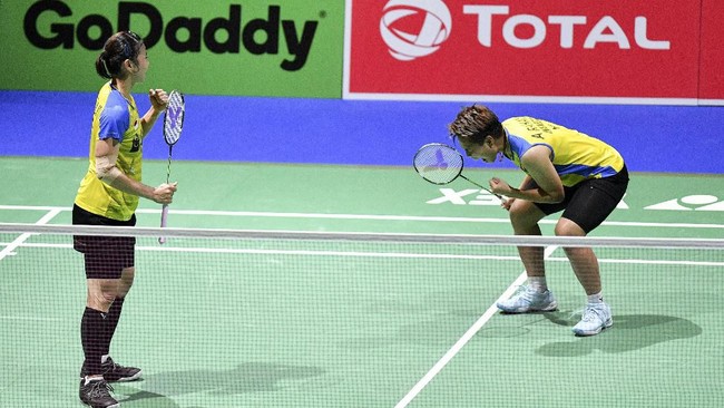 Greysia Polii/Apriyani Rahayu berhasil lolos ke babak semifinal Kejuaraan Dunia Bulutangkis 2019 setelah menaklukkan Chen Qingchen/Jia Yifan.