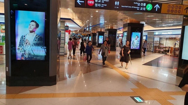 Penggemar dari Cina memajang foto G-Dragon di sejumlah kawasan di Korea Selatan untuk merayakan ultah ke-31 tahun, personel Big Bang tersebut.