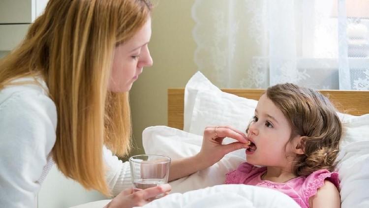 Ibuprofen dipercaya dapat membantu meredakan panas anak yang demam. Simak faktanya!