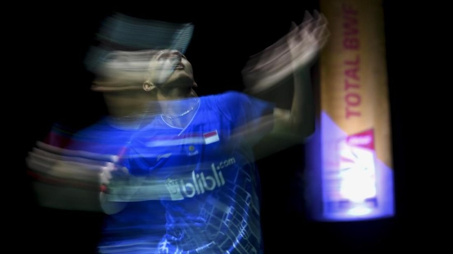 Pebulu tangkis Indonesia Jonatan Christie berusaha mengembalikan kok ke pebulu tangkis India Sai Praneeth Bhamidipati pada babak perempat final Kejuaraan Dunia Bulu Tangkis 2019 di St. Jakobshalle, Basel, Swiss, Jumat (23/8/2019). Jonatan Christie terhenti langkahnya di babak perempat final setelah kalah dengan skor 22-24, 14-21. ANTARA FOTO/Hafidz Mubarak/nz.