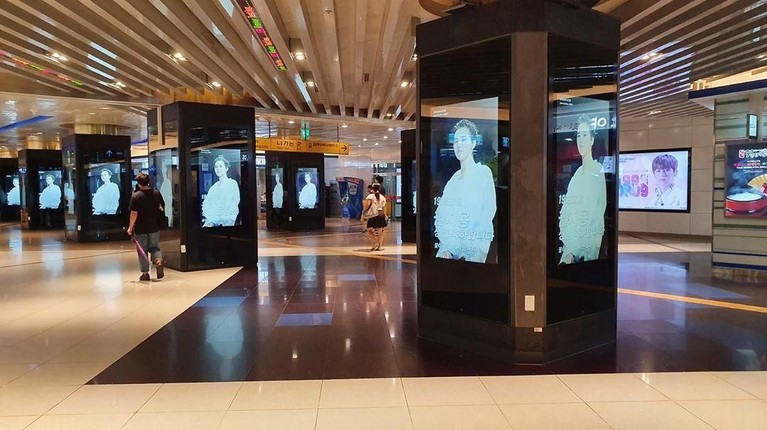 Penggemar dari Cina memajang foto G-Dragon di sejumlah kawasan di Korea Selatan untuk merayakan ultah ke-31 tahun, personel Big Bang tersebut.