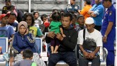 FOTO : Evakuasi Korban KM Santika Nusantara Basarnas mengevakuasi sekitar 303 penumpang dalam insiden terbakarnya KM Santika jurusan Samarinda-Surabaya. Tiga penumpang dikabarkan tewas dalam insiden.