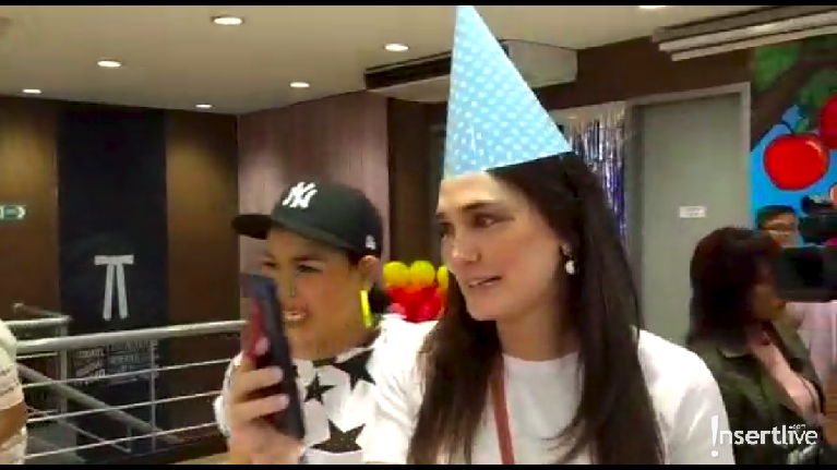 Kemeriahan Baby Shower Ayu Dewi Luna Maya dan Melaney Ricardo memberikan kejutan kepada Ayu Dewi yang sedang hamil. Kejutan itu berupa acara baby shower. Mari kita intip kemeriahan acaranya.
