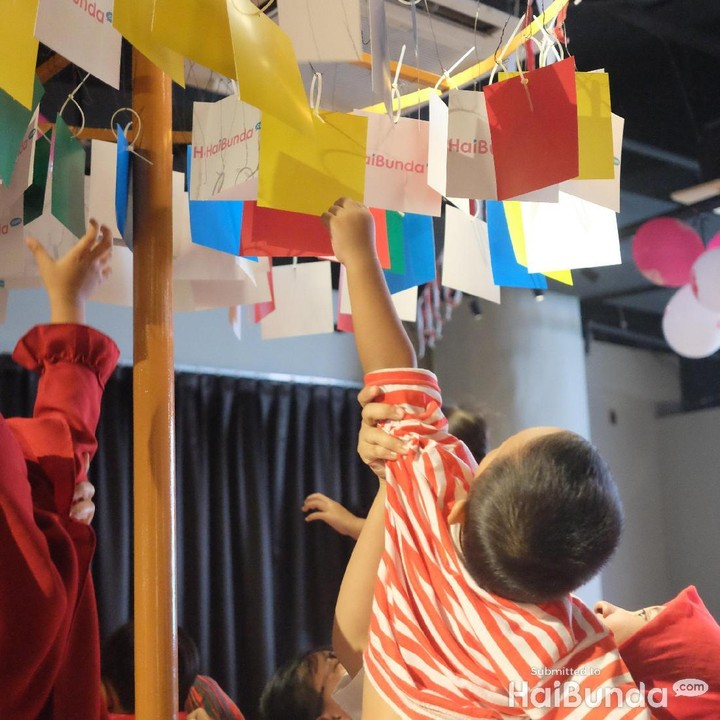 <p>Lomba yang paling seru, panjat pinang ala HaiBundaSquad. Si kecil diminta untuk mengambil kertas bertuliskan logo HaiBunda sebanyak-banyaknya supaya menang.</p>