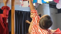 <p>Lomba yang paling seru, panjat pinang ala HaiBundaSquad. Si kecil diminta untuk mengambil kertas bertuliskan logo HaiBunda sebanyak-banyaknya supaya menang.</p>