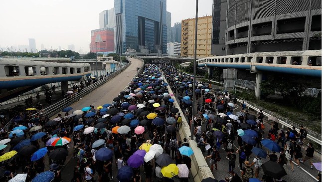 Setelah bentrokan terjadi pada aksi Sabtu (24/8), para demonstran Hong Kong kembali berkumpul di sebuah stadion di kota tersebut, Minggu (25/8).