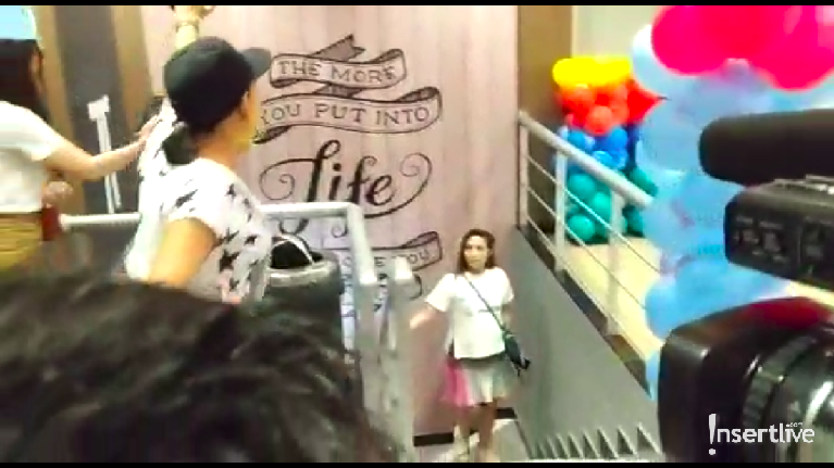 Kemeriahan Baby Shower Ayu Dewi Luna Maya dan Melaney Ricardo memberikan kejutan kepada Ayu Dewi yang sedang hamil. Kejutan itu berupa acara baby shower. Mari kita intip kemeriahan acaranya.