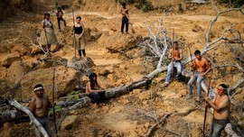 FOTO: Suku Asli Amazon Bertahan di Tengah Kepungan Asap