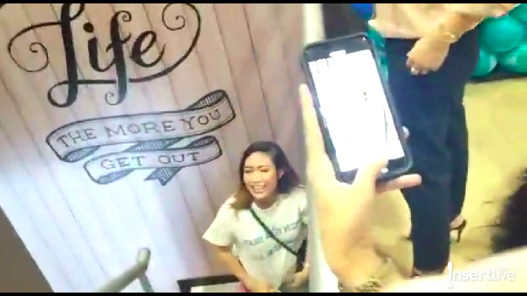 Luna Maya dan Melaney Ricardo memberikan kejutan kepada Ayu Dewi yang sedang hamil. Kejutan itu berupa acara baby shower. Mari kita intip kemeriahan acaranya.