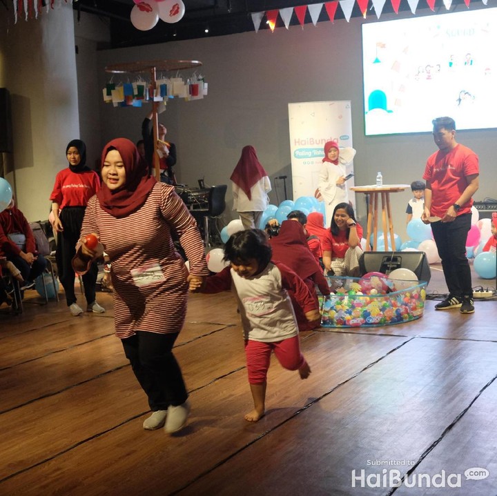 <p>Tak cuma perayaan, para Bunda dan anak juga ikut lomba Agustusan.</p>