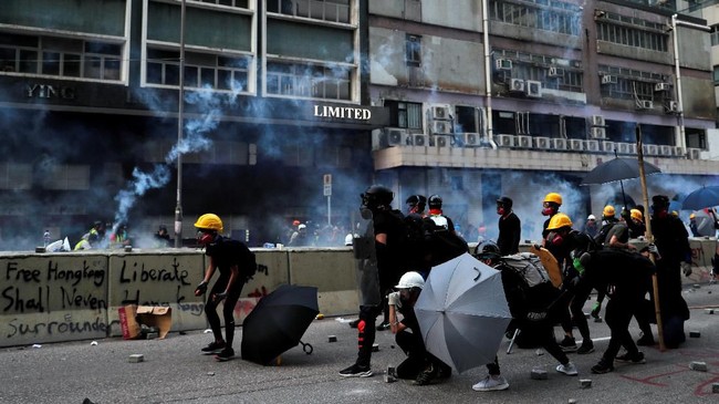 Kepolisian Hong Kong menembakkan meriam air dan gas air mata ke arah demonstran yang berkumpul di depan gedung parlemen, Sabtu (31/8).