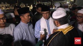 Anies Baswedan Ikut Salat Subuh dalam Milad FPI ke-21