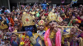 FOTO: Umat Hindu Peringati Kelahiran Dewa Krishna