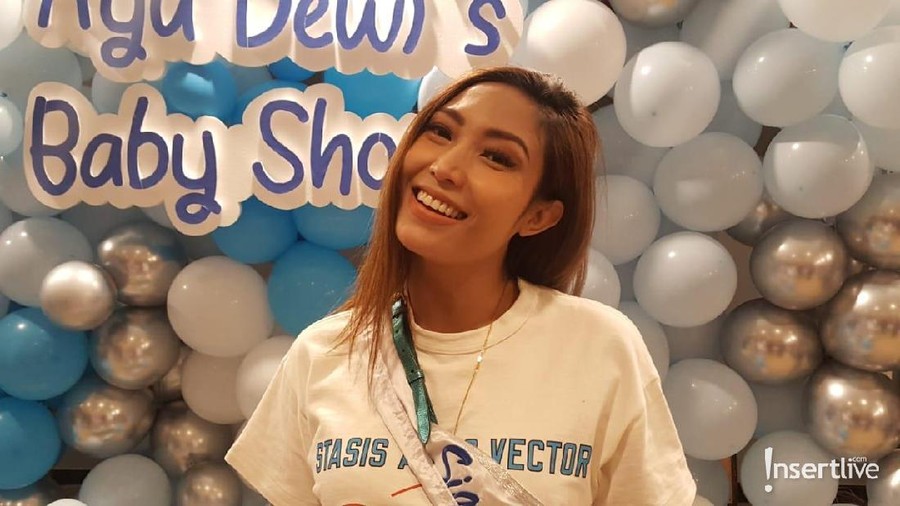 Selamat! Ayu Dewi Lahirkan Anak Ketiga yang Ganteng Kabar kelahiran anak ketiga Ayu Dewi dan Regi Datau.