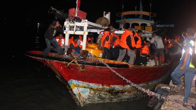 Korban selamat dari insiden kebakaran Kapal Motor Santika Nusantara di Sumenep menjadi 311 orang setelah dua penumpangnya diselamatkan nelayan.
