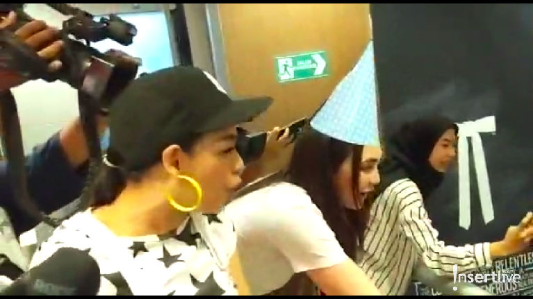 Luna Maya dan Melaney Ricardo memberikan kejutan kepada Ayu Dewi yang sedang hamil. Kejutan itu berupa acara baby shower. Mari kita intip kemeriahan acaranya.