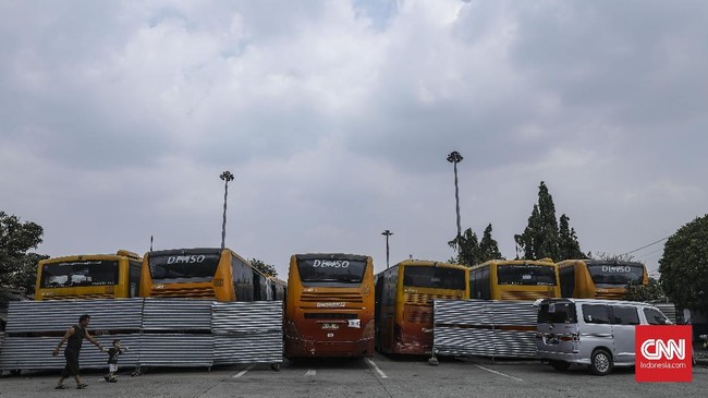 Komplotan pencuri mengaku sudah melancarkan 20 kali aksi menggondol onderdil puluhan bus TransJakarta yang terparkir di Terminal Pulogadung.