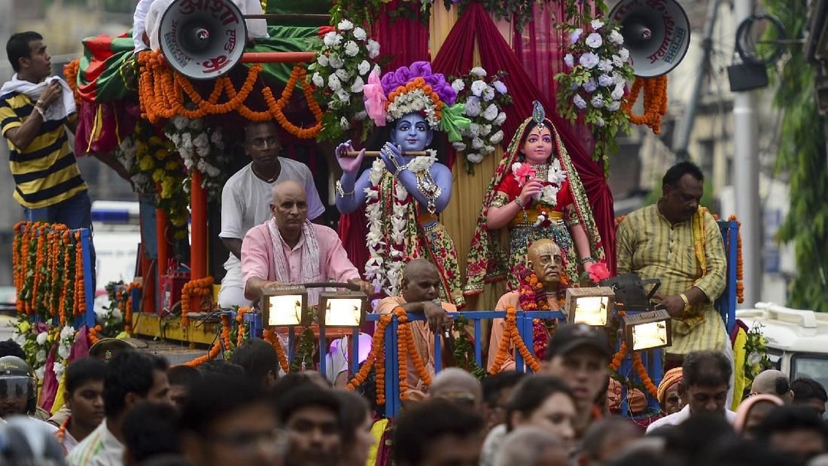 FOTO: Umat Hindu Peringati Kelahiran Dewa Krishna