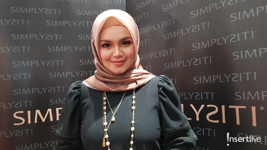 Siti Nurhaliza Tinggalkan Anak Demi Bisnis Produk Kecantikan Impian terjun di bisnis produk kecantikan membuat Siti Nurhaliza tinggalkan anak.