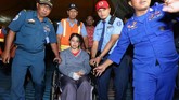 FOTO : Evakuasi Korban KM Santika Nusantara Basarnas mengevakuasi sekitar 303 penumpang dalam insiden terbakarnya KM Santika jurusan Samarinda-Surabaya. Tiga penumpang dikabarkan tewas dalam insiden.