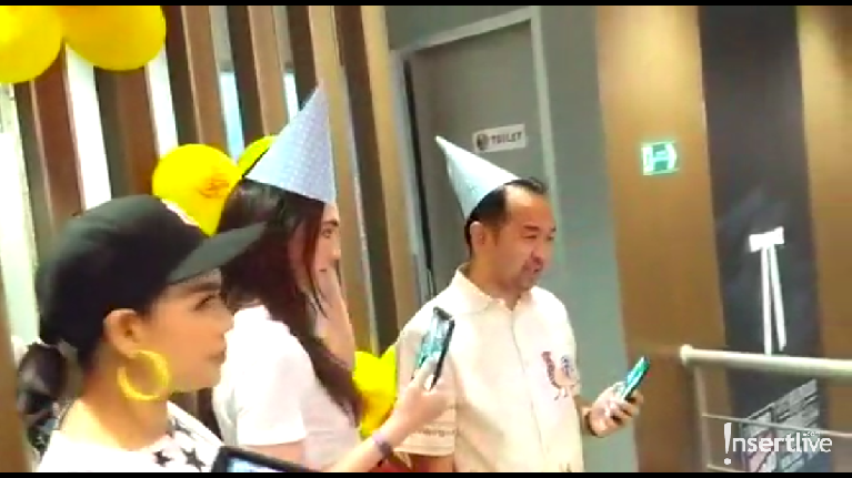 Kemeriahan Baby Shower Ayu Dewi Luna Maya dan Melaney Ricardo memberikan kejutan kepada Ayu Dewi yang sedang hamil. Kejutan itu berupa acara baby shower. Mari kita intip kemeriahan acaranya.