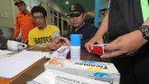 FOTO : Evakuasi Korban KM Santika Nusantara Basarnas mengevakuasi sekitar 303 penumpang dalam insiden terbakarnya KM Santika jurusan Samarinda-Surabaya. Tiga penumpang dikabarkan tewas dalam insiden.