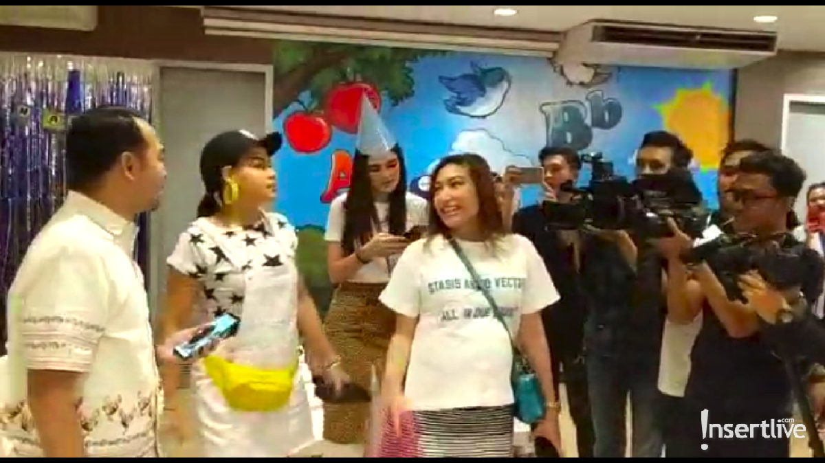 Luna Maya dan Melaney Ricardo memberikan kejutan kepada Ayu Dewi yang sedang hamil&period; Kejutan itu berupa acara baby shower&period; Mari kita intip kemeriahan acaranya&period;