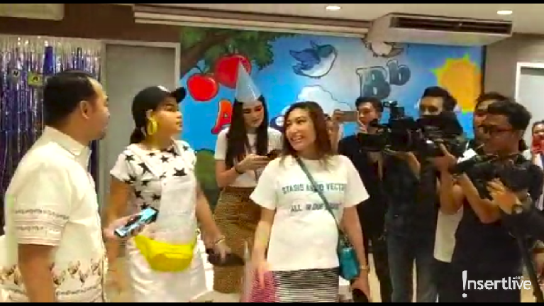 Luna Maya dan Melaney Ricardo memberikan kejutan kepada Ayu Dewi yang sedang hamil. Kejutan itu berupa acara baby shower. Mari kita intip kemeriahan acaranya.