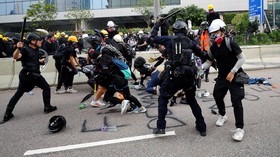Polisi Hong Kong Klaim Lepas Tembakan karena Nyawa Terancam