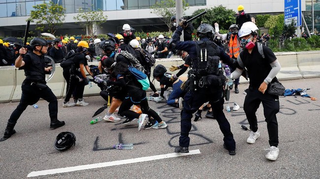 Polisi Hong Kong mengklaim mereka terpaksa melepaskan tembakan peringatan dalam demonstrasi yang kembali ricuh pada Minggu (25/8) karena nyawanya terancam.
