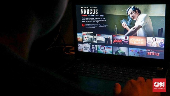 KPI menyebut akan mengawasi aturan tak ketat atas siaran Netflix karena lembaga tersebut tak memiliki wewenang pengawasan layanan streaming video.