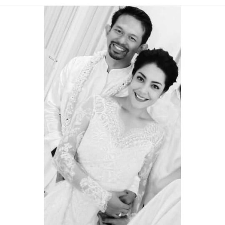 <p>Lulu Tobing menikah untuk kedua kalinya secara diam-diam pada Agustus 2019 lalu. Janda Danny Bimo Hendro Rukmana ini dipersunting seorang pengusaha bernama Bani Mulia. Pernikahan mereka digelar tertutup, Bunda. (Foto: Instagram Lulu Tobing)</p>