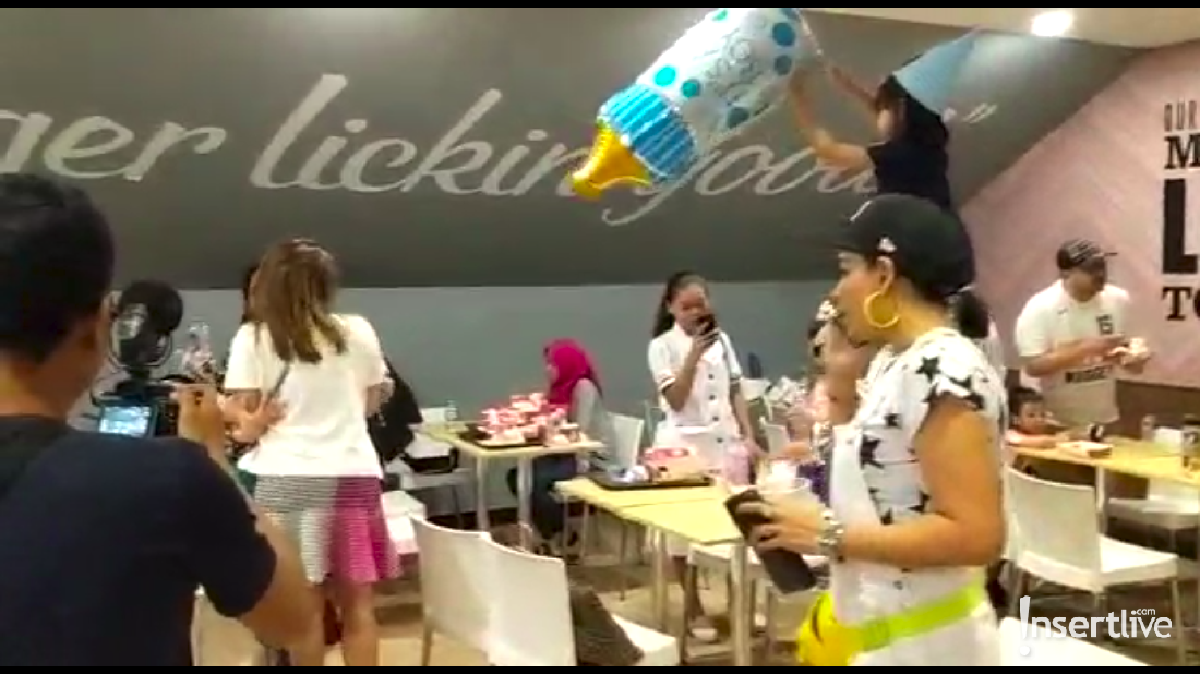 Luna Maya dan Melaney Ricardo memberikan kejutan kepada Ayu Dewi yang sedang hamil&period; Kejutan itu berupa acara baby shower&period; Mari kita intip kemeriahan acaranya&period;