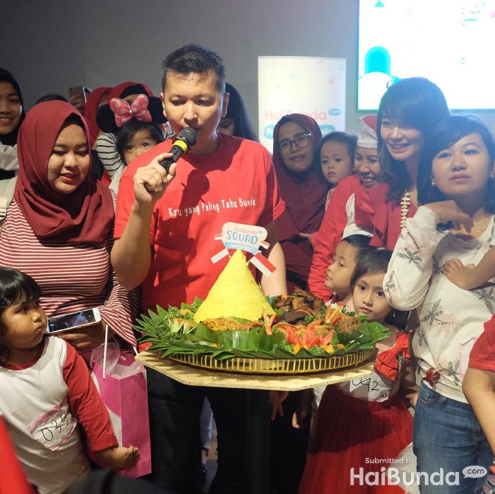 <p>Di penghujung acara saatnya MC memandu acara potong tumpeng untuk syukuran ulang tahun anak-anak yang lahir di bulan Agustus.</p>