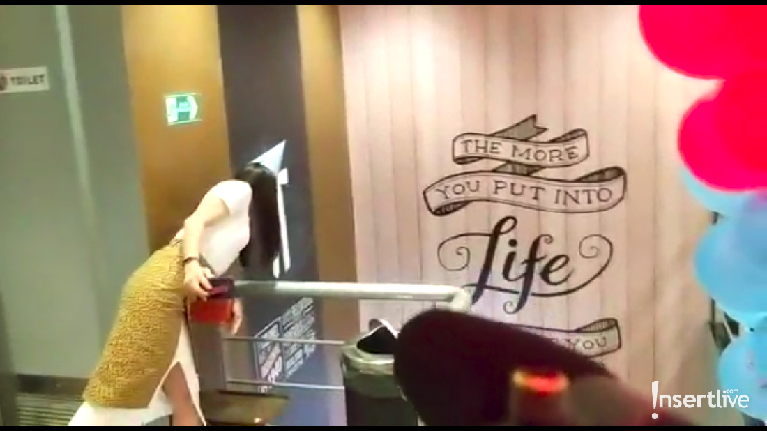 Luna Maya dan Melaney Ricardo memberikan kejutan kepada Ayu Dewi yang sedang hamil. Kejutan itu berupa acara baby shower. Mari kita intip kemeriahan acaranya.