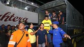 FOTO : Evakuasi Korban KM Santika Nusantara Basarnas mengevakuasi sekitar 303 penumpang dalam insiden terbakarnya KM Santika jurusan Samarinda-Surabaya. Tiga penumpang dikabarkan tewas dalam insiden.