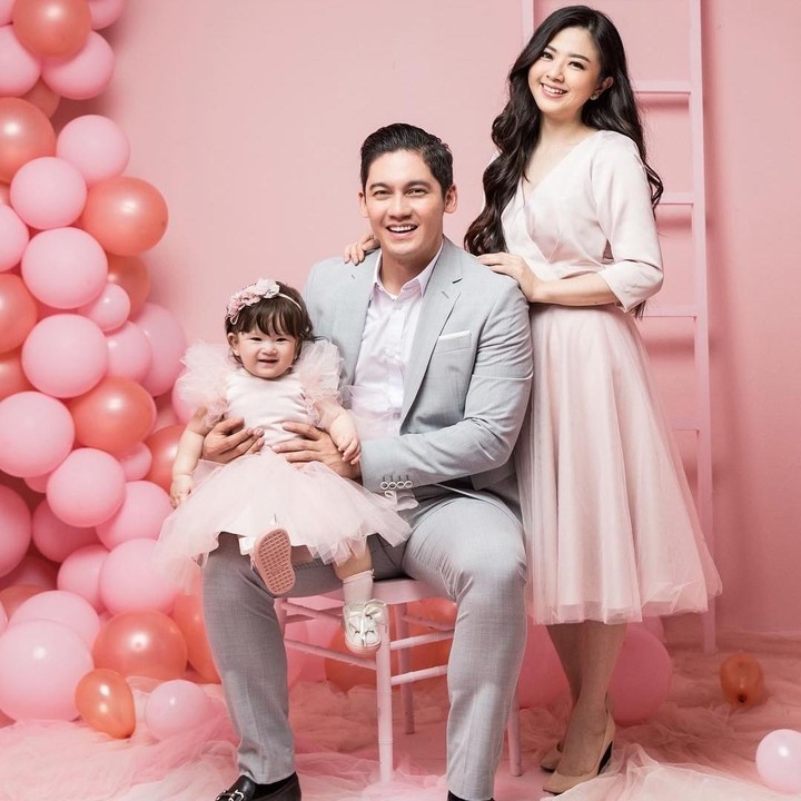 Ini momen saat Zylvechia merayakan ulang tahun pertama. "<em>Happy birthday to my trully loved daughter. You make me glad to be a parent i could never ask for a better daughter</em>," tulis Samuel. (Foto: Instagram @samuel_zylgwyn)