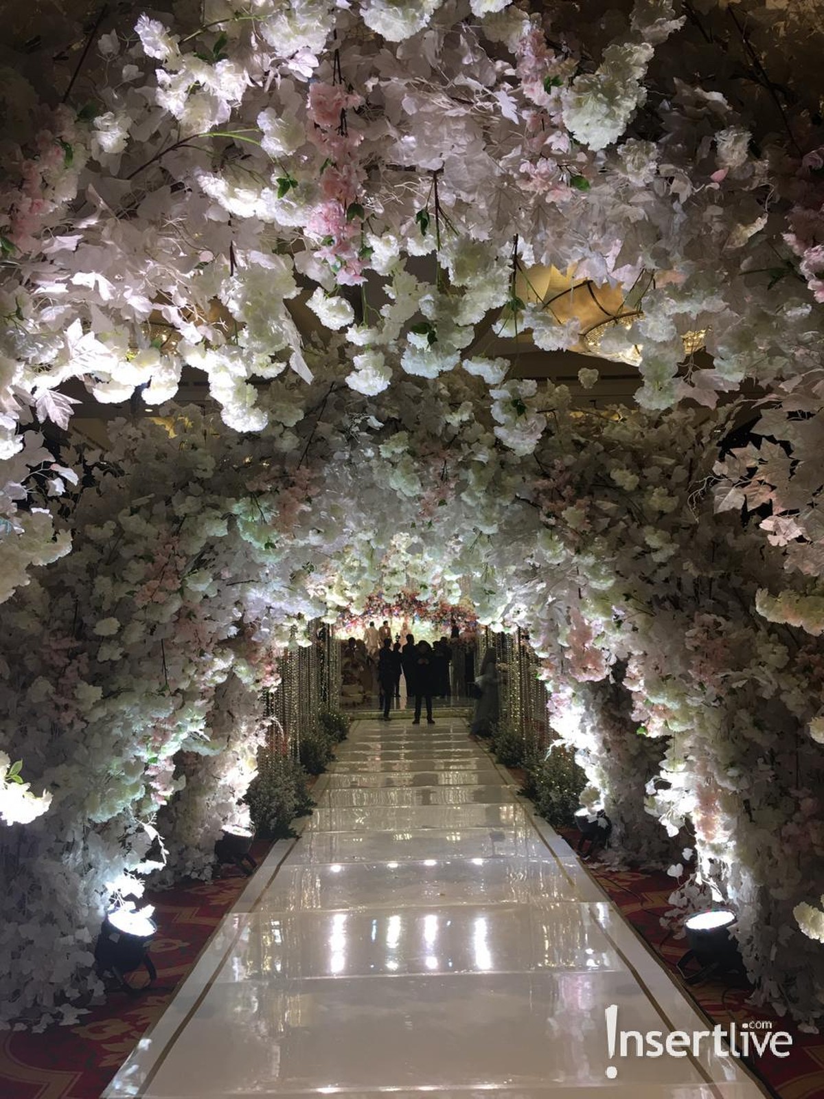 Potret kemegahan resepsi pernikahan Roger Danuarta dan Cut Meyriska yang digelar pada Minggu &lpar;25&sol;8&rpar; di Ritz Carlton&comma; Jakarta Pusat&period;