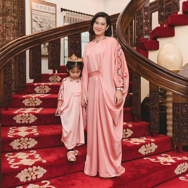 <p>Enggak mau kalah, sekarang pose bareng Ishana dengan baju kembaran. (Foto: Instagram @therealdisastr)</p>
