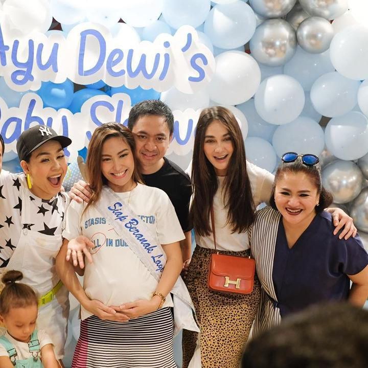 Ayu Dewi mendapatkan kejutan baby shower dari sahabatnya, Sabtu (24/8/2019). Mereka antara lain Luna Maya dan Melaney Ricardo. (Foto: Instagram @mrsayudewi)