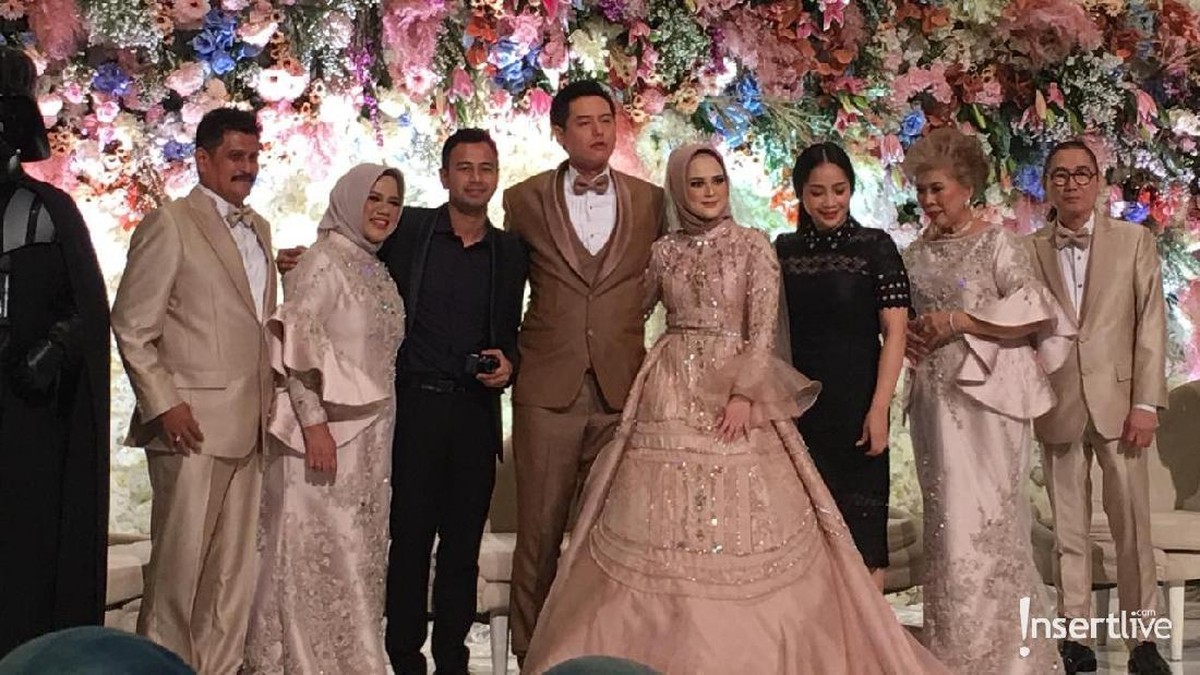 Potret kemegahan resepsi pernikahan Roger Danuarta dan Cut Meyriska yang digelar pada Minggu &lpar;25&sol;8&rpar; di Ritz Carlton&comma; Jakarta Pusat&period;