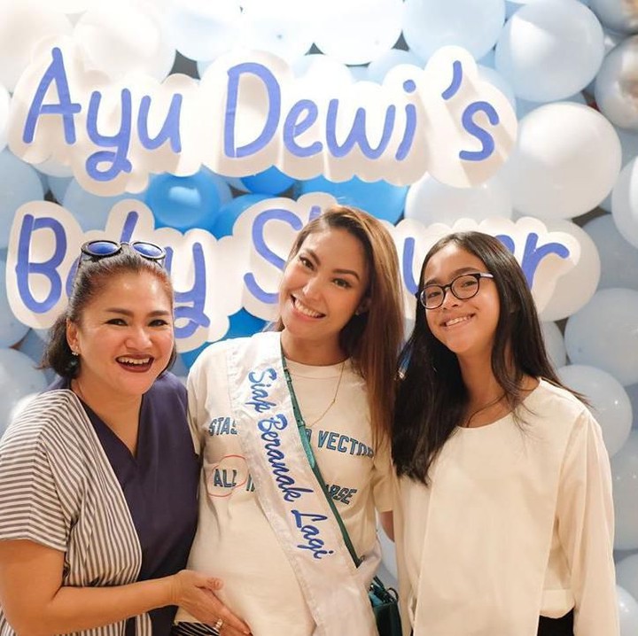 Kata salah seorang teman, calon anak ketiga Ayu berjenis kelamin laki-laki. (Foto: Instagram @mrsayudewi)